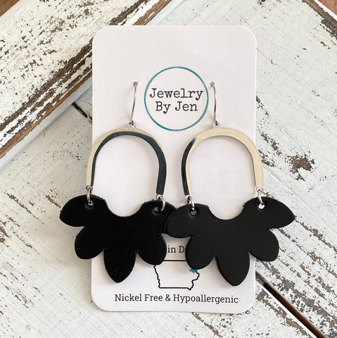 Genuine leather. Stainless steel arch. Stainless steel hook. Nickel free and hypoallergenic.