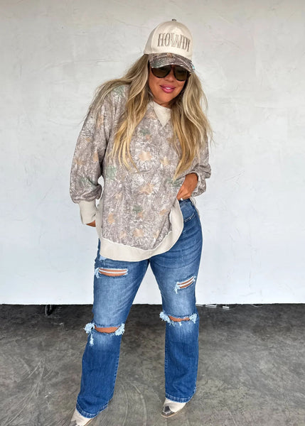 Faded camo retro sweatshirt with rounded neckline and V side slits