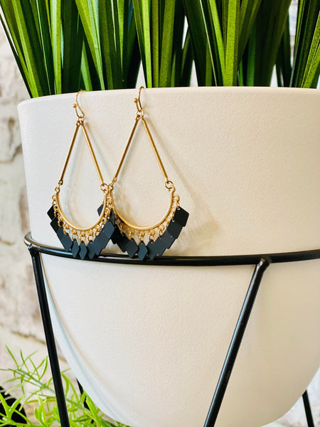 Tear Drop Dangling Earrings (black or white)
